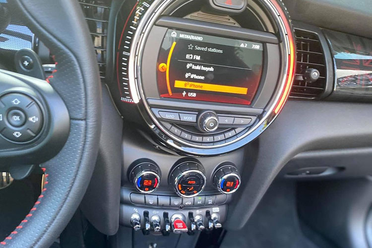 Nội thất xe MINI John Cooper Works Convertible có thể chở được theo 4 người lớn, Cường Đô la tiết lộ phải thửa riêng thêm bộ ghế cho con gái ngồi phía sau được thoải mái.