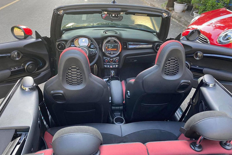 MINI John Cooper Works của Cường Đô la mới tậu có màu xanh lá kết hợp sọc màu đen và đỏ bắt mắt ở ngoại thất. Chưa hết, bên hông mẫu xe mui trần MINI John Cooper Works Convertible này còn có đề-can màu đỏ nổi bật chạy dài hết bên hông xe. Ngoài ra là logo JCW viết tắt từ John Cooper Works đặt trước bánh xe sau. 