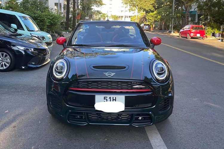 Hiện chưa rõ Cường Đô la bỏ ra bao nhiêu tiền để sắm mẫu xe MINI John Cooper Works mui trần. Chỉ biết rằng, giá xe MINI Cooper tại Việt Nam dành cho phiên bản John Cooper Works Convertible chính hãng là 2,5 tỷ đồng cho xe mới. Còn chồng Đàm Thu Trang mua lại chiếc xe này.