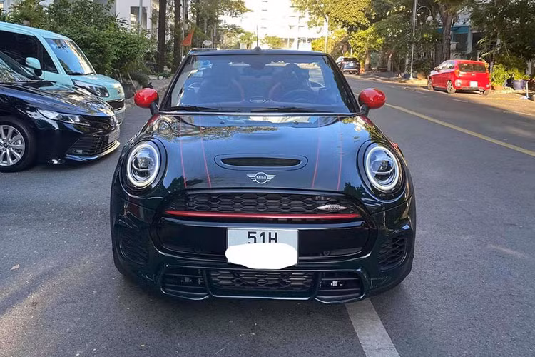 Hiện chưa rõ Cường Đô la bỏ ra bao nhiêu tiền để sắm mẫu xe MINI John Cooper Works mui trần. Chỉ biết rằng, giá xe MINI Cooper tại Việt Nam dành cho phiên bản John Cooper Works Convertible chính hãng là 2,5 tỷ đồng cho xe mới. Còn chồng Đàm Thu Trang mua lại chiếc xe này.