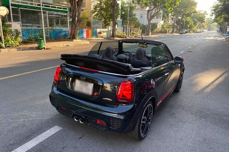 Là một chiếc xe nhỏ nhắn di chuyển trong đô thị nhưng "trái tim" của Mini John Cooper Works lại không hề tầm thường chút nào. Mẫu xe này được trang bị khối động cơ chỉ 4 xy-lanh 2.0l nhưng có công nghệ tăng áp kép, cho ra công suất lên tới 228 mã lực/320 Nm mô-men xoắn, đi kèm trang bị hộp số tự động 8 cấp tiên tiến.