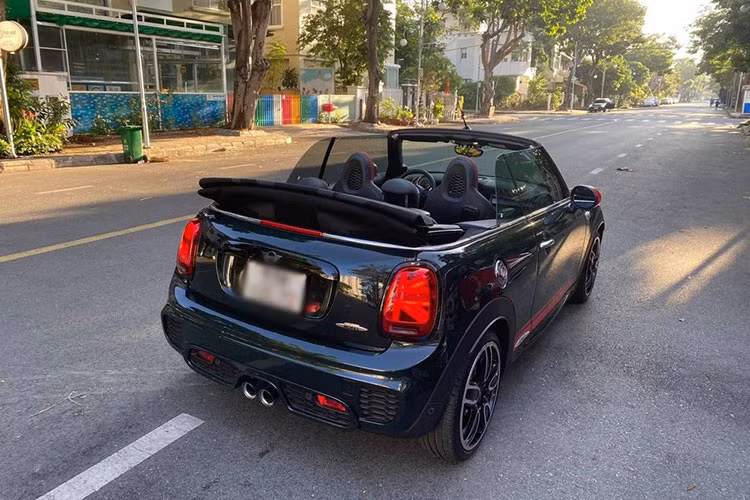 Là một chiếc xe nhỏ nhắn di chuyển trong đô thị nhưng "trái tim" của Mini John Cooper Works lại không hề tầm thường chút nào. Mẫu xe này được trang bị khối động cơ chỉ 4 xy-lanh 2.0l nhưng có công nghệ tăng áp kép, cho ra công suất lên tới 228 mã lực/320 Nm mô-men xoắn, đi kèm trang bị hộp số tự động 8 cấp tiên tiến.