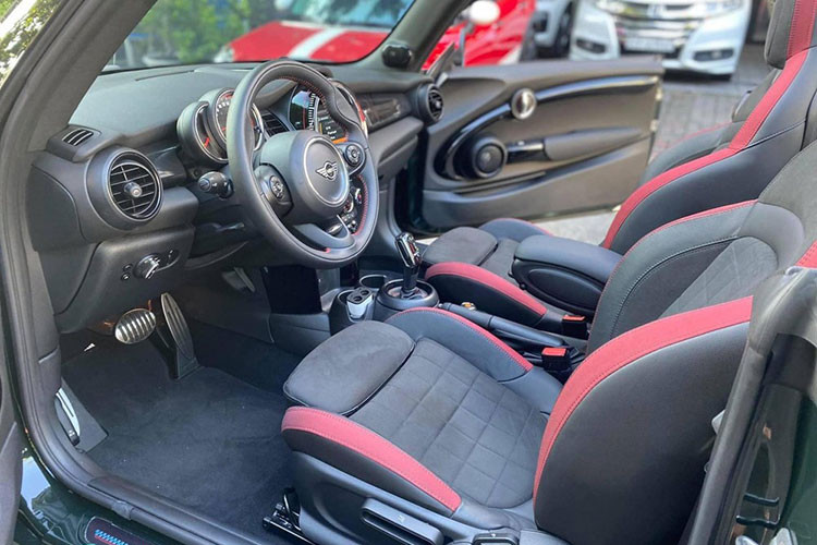Điểm nhấn ngoại hình MINI John Cooper Works Convertible của Cường Đô-la mới mua còn có bộ mâm 5 chấu kép sơn 2 tông màu tương phản. Bên trong khoang lái xe có nội thất bọc da lộn cùng với đó là các điểm nhấn hoàn thành màu đỏ, da màu đen và cả viền crôm.