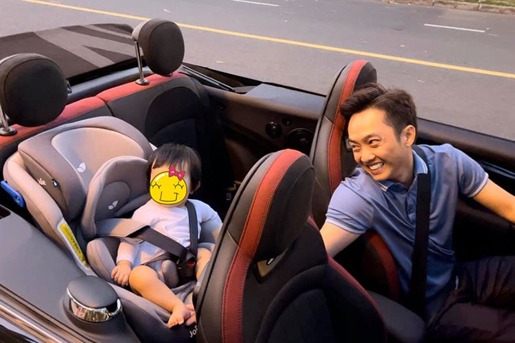 Không chỉ có bộ áo màu xanh nhạt tuyệt đẹp, chiếc xe mui trần MINI John Cooper Works còn được Cường Đô la cho in hình con gái lên bên hông xe. Đây được cho là "xe đua" đầu tiên của cô con gái "rượu" đại gia siêu xe đình đám nhất Việt Nam này.