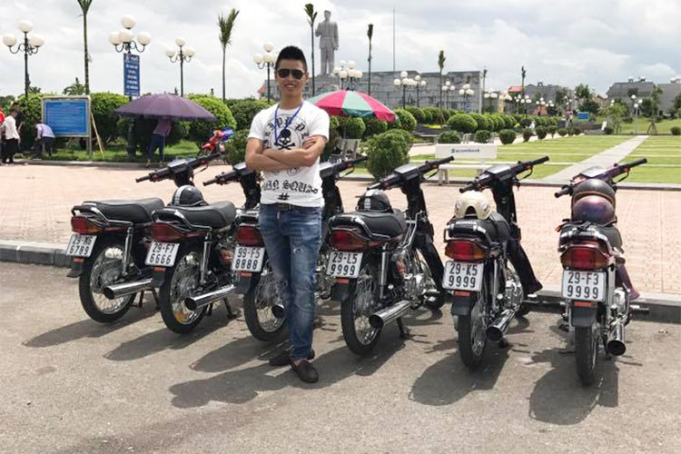 Mức giá này được giới thạo xe đánh giá có tính khả thi hơn so với chiếc Dream II đầu máy 51 từng rao bán hơn 1 tỷ tại Sài Gòn. Vì thực tế, dàn xe trên có tất cả 5 chiếc, chiếc nào cũng sở hữu biển Tứ quý (6666, 8888, 9999). Thậm chí người mua cả dàn xe còn được tặng thêm một chiếc Dream với biển sảnh cực chất “san bằng tất cả 6789”.