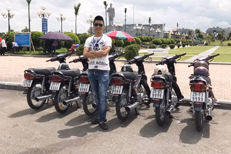 Mức giá này được giới thạo xe đánh giá có tính khả thi hơn so với chiếc Dream II đầu máy 51 từng rao bán hơn 1 tỷ tại Sài Gòn. Vì thực tế, dàn xe trên có tất cả 5 chiếc, chiếc nào cũng sở hữu biển Tứ quý (6666, 8888, 9999). Thậm chí người mua cả dàn xe còn được tặng thêm một chiếc Dream với biển sảnh cực chất “san bằng tất cả 6789”.