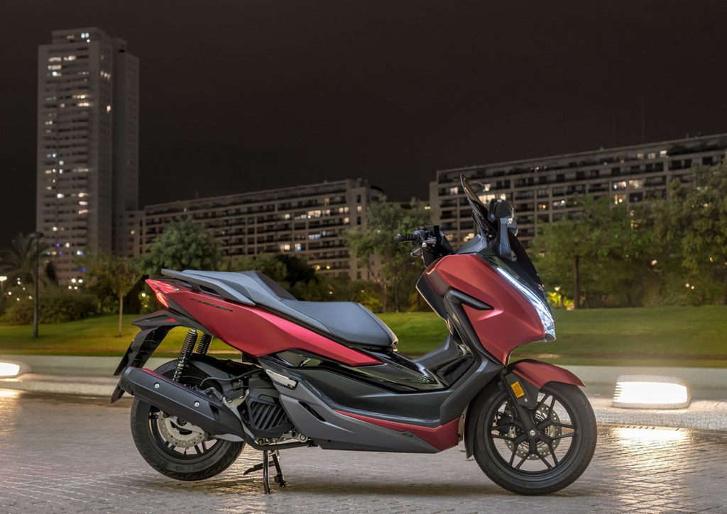 Tính năng mới trên Honda Forza 125 2018 là kính chắn gió chỉnh điện có thể thay đổi độ cao, tính năng tương tự những mẫu xe cao cấp của Honda như "ông vua đường trường" Goldwing phiên bản mới.