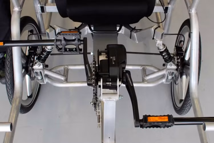 Để phù hợp với luật pháp xe đạp điện ở Anh Quốc và châu Âu, mô tơ điện của xe được giới hạn 250 W và nó sẽ chỉ hỗ trợ nỗ lực đạp xe của bạn lên 25 km/h.