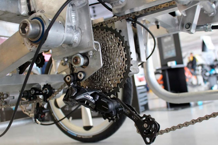 DryCycle không thể vận hành chỉ bằng lực điện, vậy nên không có chuyện người lái nhàn rỗi khi điều khiển xe. Hệ thống phanh là loại hỗ trợ thủy lực, và việc bẻ lái được xử lý bởi hai cái cần, mỗi cái ở một bên ghế.