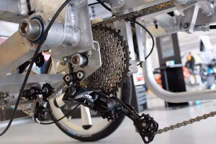 DryCycle không thể vận hành chỉ bằng lực điện, vậy nên không có chuyện người lái nhàn rỗi khi điều khiển xe. Hệ thống phanh là loại hỗ trợ thủy lực, và việc bẻ lái được xử lý bởi hai cái cần, mỗi cái ở một bên ghế.