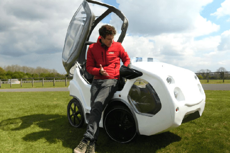 Nó trông giống như một cỗ máy công nghệ cao lạ lùng, DryCycle là một chiếc xe đạp điện 4 bánh, khép kin hoàn toàn. Nó có thân vỏ bằng nhựa pc và khung nhôm, và thậm chí đã trải qua quá trình kiểm tra va chạm để đảm bảo an toàn nhất có thể.