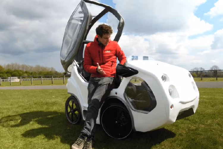 Nó trông giống như một cỗ máy công nghệ cao lạ lùng, DryCycle là một chiếc xe đạp điện 4 bánh, khép kin hoàn toàn. Nó có thân vỏ bằng nhựa pc và khung nhôm, và thậm chí đã trải qua quá trình kiểm tra va chạm để đảm bảo an toàn nhất có thể.