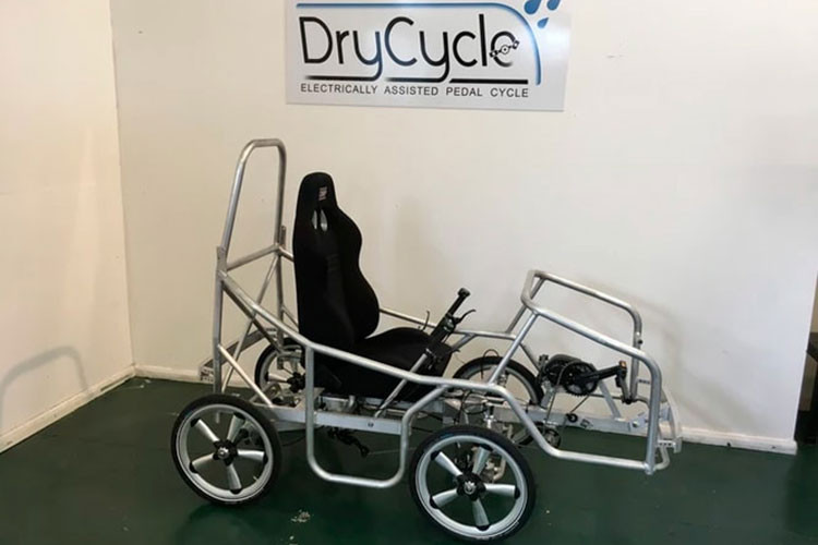 Tuy nhiên, chiếc xe có được điều chỉnh lại một chút để phù hợp vị trí ngồi lái nằm nghiêng. Bên trong xe còn có hai máy sưởi 150 W để giữ ấm trong mùa đông, và bạn cũng có thể chỉ định một chiếc ghế sưởi.