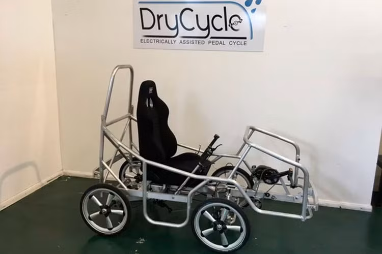 Tuy nhiên, chiếc xe có được điều chỉnh lại một chút để phù hợp vị trí ngồi lái nằm nghiêng. Bên trong xe còn có hai máy sưởi 150 W để giữ ấm trong mùa đông, và bạn cũng có thể chỉ định một chiếc ghế sưởi.