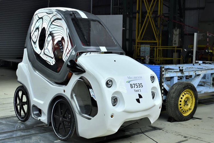 Người lái bước vào DryCycle bằng cách nâng mái vòm chống nước lên, nhưng bạn cũng có thể bổ thêm một cần gạt kính chắn gió nếu cần. Bên trong, xe có trang bị một chiếc xe được làm bởi OMP, công ty chuyên bán ghế cho xe đua.