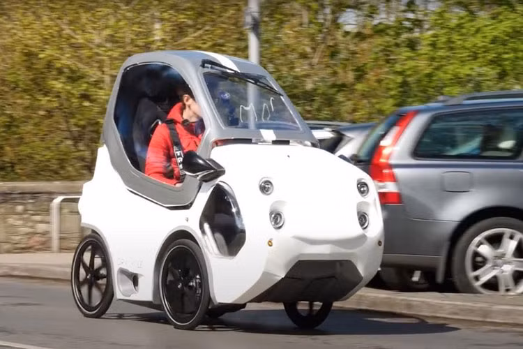 Đi xe đạp là một phương pháp tốt để cắt giảm thời gian tắc đường trong thành phố, tiền mua nhiên liệu và lượng khí thải carbon ra môi trường. Nhưng đa số người sở hữu ôtô vẫn thích phương tiện 4 bánh ấm cúng, tiện nghi trước thời tiết xấu của họ hơn. Vì lý do đó, một người ưa thích xe đạp đã sáng chế ra xe đạp điện DryCycle.