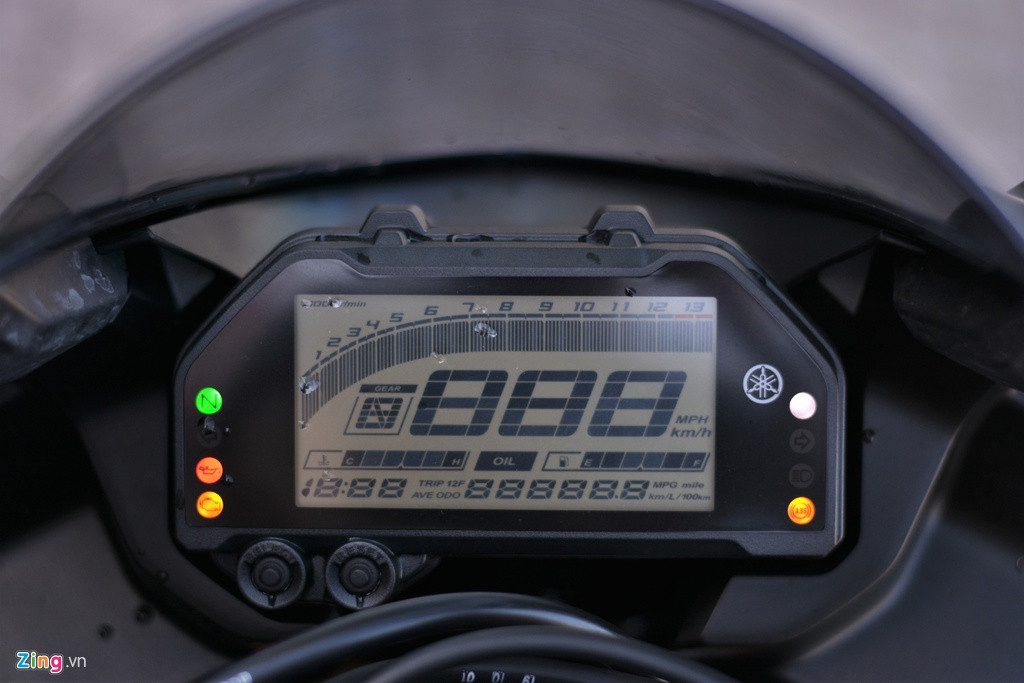 Cụm đồng hồ bán điện tử trên thế hệ cũ đã biến mất, thay vào đó là hệ thống đồng hồ điện tử hoàn toàn đơn sắc. Cụm đồng hồ mới này hiển thị nhiều thông tin như vòng tua, tốc độ, lượng xăng...