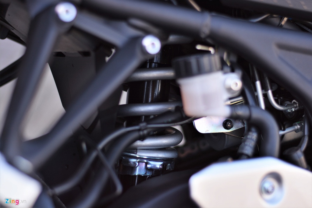 Mặc dù được nâng cấp hệ thống giảm xóc trước, tuy nhiên giảm xóc sau vẫn sử dụng loại giảm xóc đơn không điều chỉnh được tương tự đời cũ.