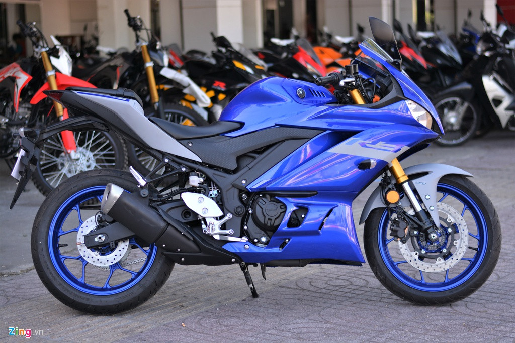 Nhìn tổng thể, R3 2020 có thiết kế phần đầu khác biệt hoàn toàn với bộ yếm thể thao hơn, cụm đèn chính cũng đã được thay đổi. Tuy nhiên thiết kế phần đuôi vẫn giữ nguyên giống thế hệ cũ. Kích thước của R3 2020 là 2.090 x 720 x 135 mm, xe nặng 170 kg.