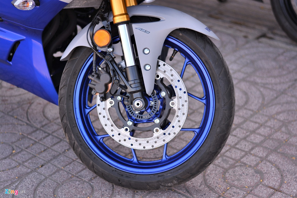 Điểm nâng cấp đáng giá nhất được mong đợi trên R3 2020 là hệ thống giảm xóc hành trình ngược USD đến từ hãng KYB. Xe được bổ sung thêm hệ thống chống bó cứng phanh ABS 2 kênh cho bánh trước và sau.