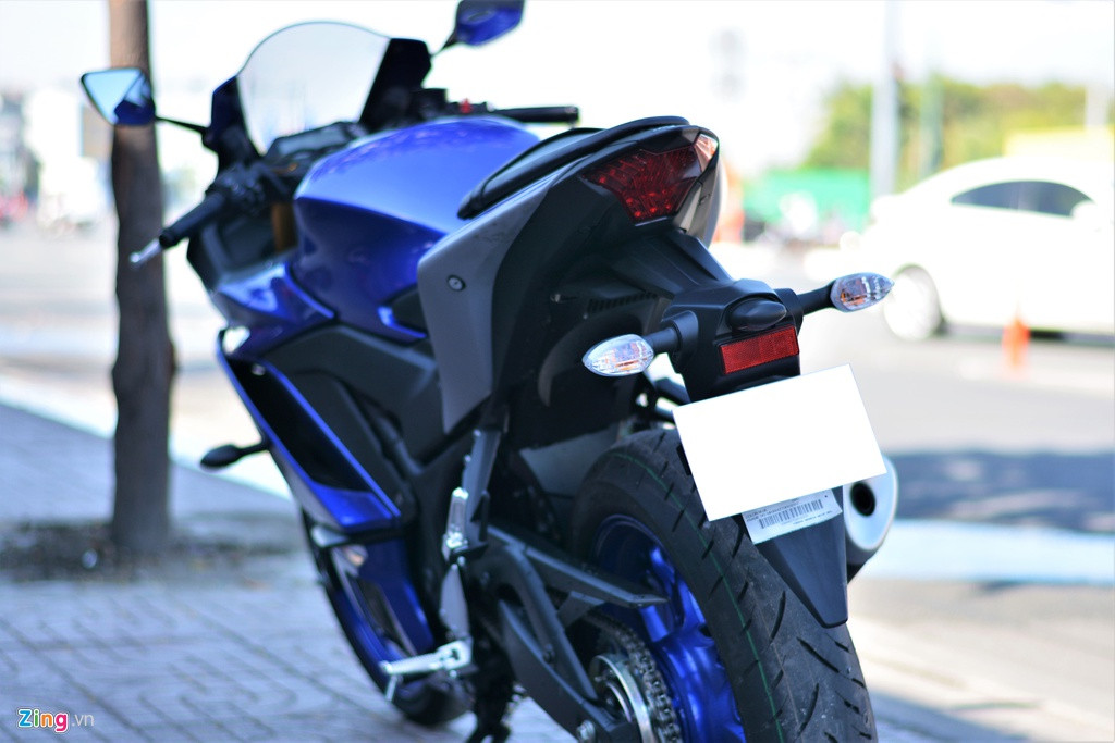 Nhìn từ phía sau, R3 2020 không khác gì R3 thế hệ cũ với phần đèn hậu được vuốt nhọn. Đèn báo rẽ sau trông khá hiền so với tổng thể chiếc xe.