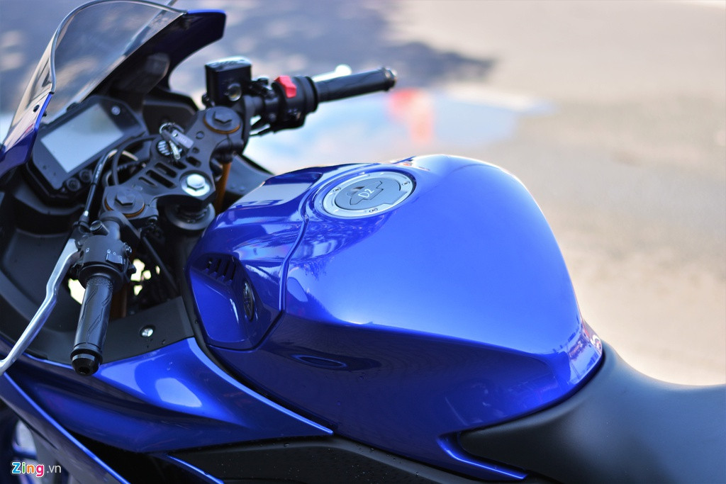 Bình xăng được làm bo tròn và không có góc cạnh, vị trí phía trước bình xăng có thêm những khe gió giúp tăng thêm tính thể thao cho xe. Dung tích bình xăng trên R3 2020 là 14 lít, bằng với R3 thế hệ cũ.