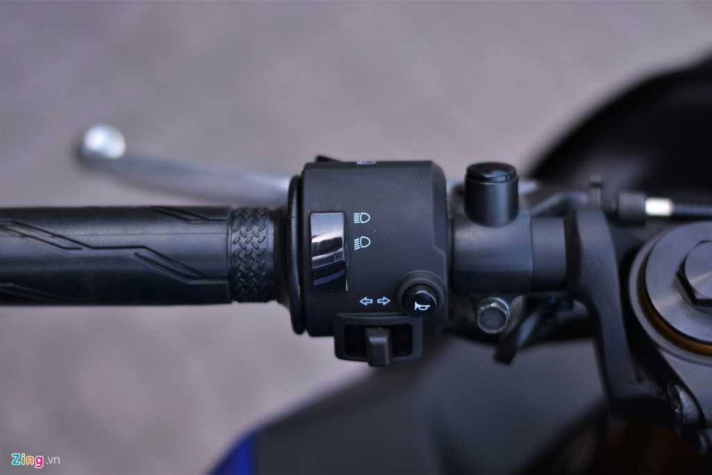 Cụm công tắc trên R3 2020 cũng được thay đổi. Nút khởi động bên phải nay đã được tích hợp cùng nút tắt động cơ, vị trí nút còi bên trái được làm nhỏ lại và đặt xa vị trí của ngón cái. 