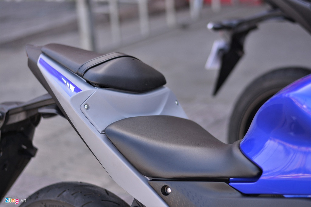 R3 2020 có chiều cao yên là 780 mm, phù hợp với thể trạng của hầu hết người Việt.