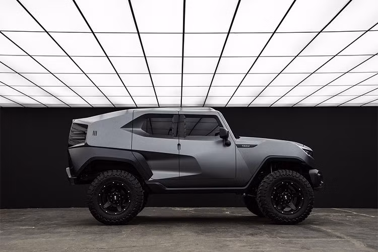 Theo tạp chí TMZ, chiếc xe SUV bọc thép Rezvani Tank của Chris Brown không phải là xe nguyên bản, mà nó đã được hãng xe này độ lại để đảm bảo an toàn cho nam ca sỹ trong trường hợp bị tấn công bởi súng đạn.