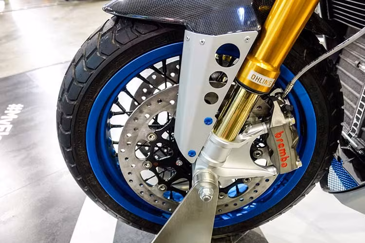 Các trang bị khác cho xe cũng khá được chú trọng với hệ thống treo trước và sau của thương hiệu đình đám Ohlins, heo và phanh của Brembo... Mâm xe được sử dụng dạng nan cổ điển đi kèm lốp cỡ lớn.