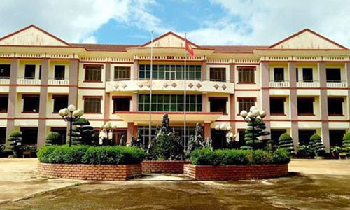 Chu tich UBND huyen Tuy Duc nhan hai quyet dinh ky luat trong vong 4 thang