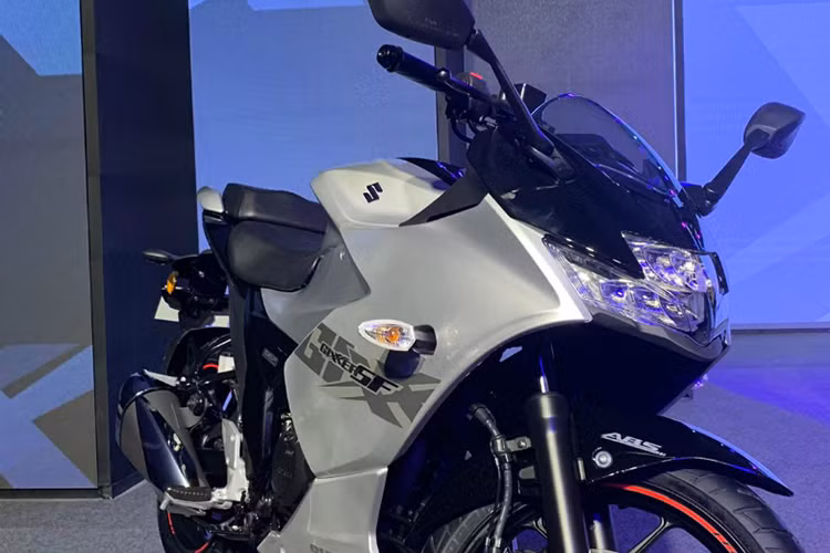 Về ngoại hình, Suzuki Gixxer SF250 được trang bị hệ thống đèn pha và đèn hậu LED, cụm đồng hồ kỹ thuật số và có phong cách thiết kế cơ bắp. Ngoài ra, xe sử dụng tay lái dạng clip-on để người điều khiển có tư thế ngồi hướng về phía trước nhiều hơn. Đồng thời, gác chân cũng được đặt xa về sau để giúp tăng tính thể thao khi lái.