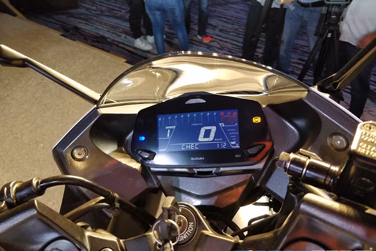 Bình xăng phía trước có dung tích 12 lít giúp được khẳng định sẽ giúp người lái khép chân dễ dàng hơn, đồng thời, bộ phận này được phối 2 tông màu với một dài màu đen cắt dọc phía trên đỉnh bình. Màn hình công tơ mét của xe dạng LCD, kèm nút bấm với đầy đủ các thông số....