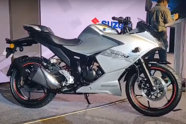 Hệ thống treo của Suzuki Gixxer SF250 2019 mới bao gồm cặp phuộc ống lồng phía trước và giảm xóc lò xo trụ đơn phía sau. Bộ vành nguyên bản của xe là vành đúc, đi kèm là phanh đĩa ở cả trước và sau cùng hệ thống chống bó cứng phanh ABS kênh đôi.