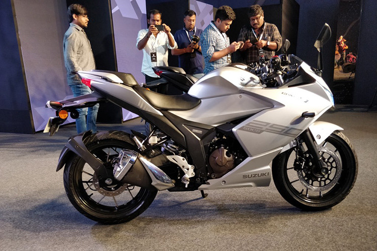 Mẫu sportbike Suzuki Gixxer SF250 được trang bị động cơ hoàn toàn mới với thiết lập xylanh đơn, dung tích 249cc, làm mát SOHC, 4 van, làm mát bằng dầu, đi kèm là hộp số côn tay 6 cấp và hệ thống phun xăng điện tử, sản sinh công suất tối đa 26,1 mã lực tại tua máy 9.000 vòng/phút và mômen xoắn cực đại 22,6 Nm tại tua máy 7.500 vòng/phút.