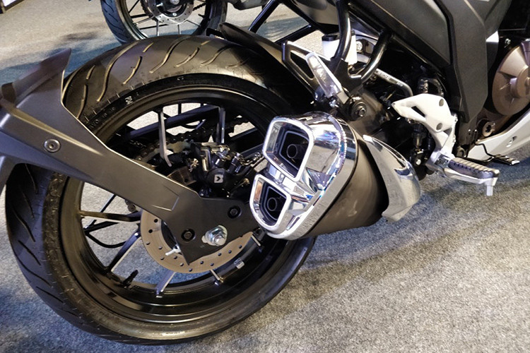 Các bánh mâm hợp kim có đường kính 17 inch và được lắp lốp không săm với thông số 110/70R-17M/C và 150/60R-17M/C. Phía dưới, ống xả kép nhỏ gọn được bọc kim loại và ốp cách nhiệt mạ Chrome. Theo công bố từ nhà sản xuất, trọng lượng ướt của Suzuki Gixxer SF 250 là 161 kg, và mức tiêu thụ nhiên liệu đạt 38,5 km/lít.