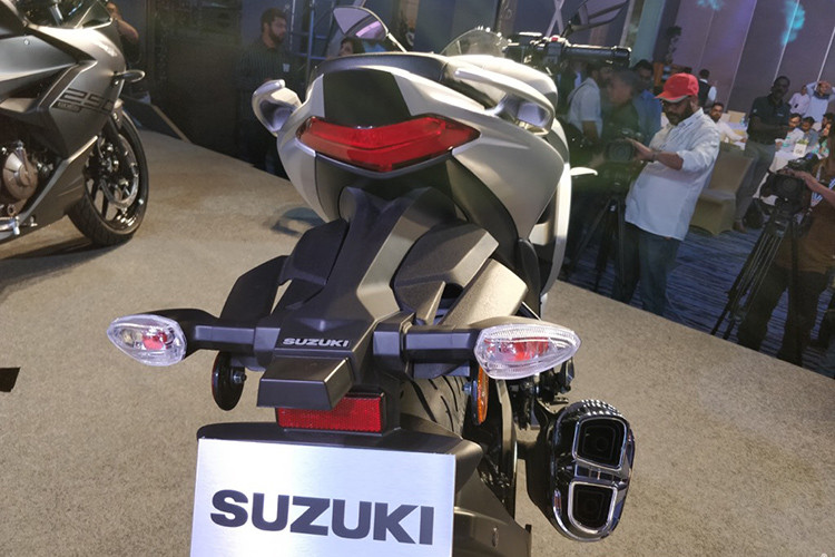 Thiết kế yên xe được tách biệt thành 2 tầng, cùng các đường gờ và phần màu tương phản giúp Gixxer SF250 tăng tính thể thao. Dù đèn pha và đèn hậu sử dụng công nghệ LED nhưng các đèn báo rẽ vẫn là halogen. 