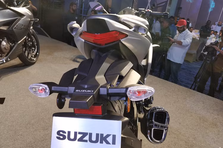 Thiết kế yên xe được tách biệt thành 2 tầng, cùng các đường gờ và phần màu tương phản giúp Gixxer SF250 tăng tính thể thao. Dù đèn pha và đèn hậu sử dụng công nghệ LED nhưng các đèn báo rẽ vẫn là halogen. 