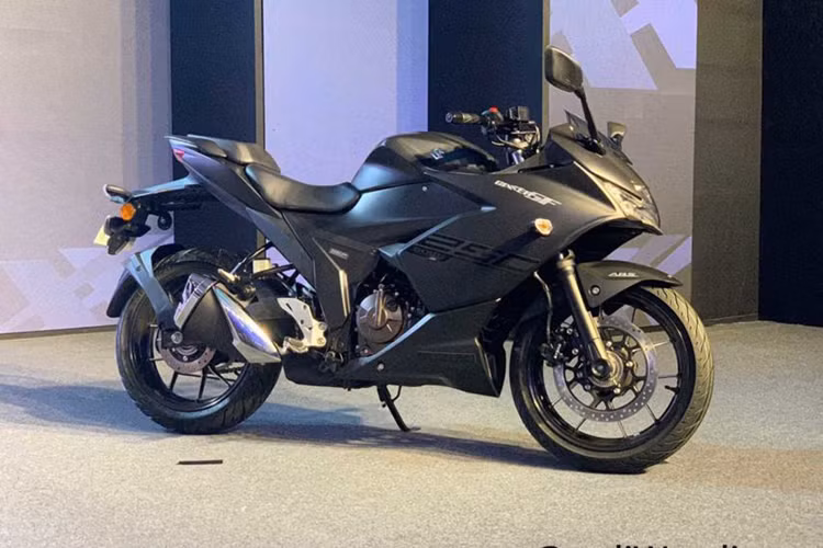 Suzuki Ấn Độ đã chính thức ra mắt mẫu sportbike mới của mình là Gixxer SF250. Mức giá xe Suzuki Gixxer SF250 tại đây bán ra sẽ là 170.655 Rupee (tương đương 57,5 triệu đồng) và cạnh tranh với hai đối thủ Honda CBR250RR, Yamaha Fazer 25 hay KTM RC250.