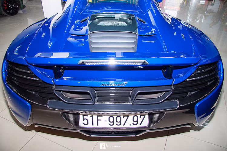 Kết hợp với hộp số 7 cấp SSG, chiếc siêu xe Anh quốc - McLaren 650S Spider này với tự trọng chỉ 1.370kg có thể tăng tốc 0-100km/h mất 3 giây, từ 0-200km/h mất 8,6 giây để đạt vận tốc tối đa 329km/h. Giống những mẫu xe mới hiện nay, 650S Spider cũng sở hữu cửa mở lật độc đáo.