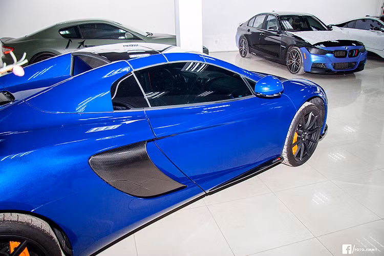 Sau khi ra biển trắng, tần suất Minh Nhựa cùng McLaren 650S nhiều hơn tại TP HCM. Được biết, trước đó đại gia Minh Nhựa cũng đã bán 3 siêu xe đắt tiền, bao gồm Lamborghini Murcielago LP670-4 SV, Maserati Granturismo MC Stradale và McLaren 650S màu cam.