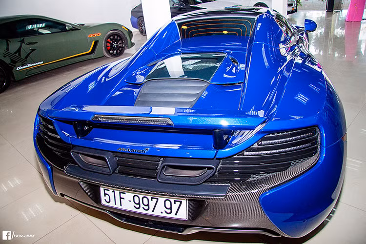 McLaren nổi tiếng với các giải pháp công nghệ cao cùng trọng lượng nhẹ, và hãng đã thể hiện rõ rệt điều đó trên 650S Spider với cấu trúc khung nguyên khối bằng sợi carbon MonoCell. Cấu trúc khung tương tự cũng được McLaren sử dụng trên cả MP4-12C trước đó và siêu xe đỉnh cao P1.