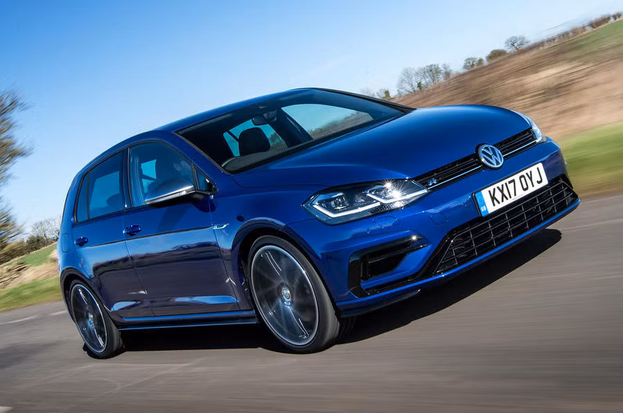 Xếp ở vị trí thứ 3 trong danh sách những mẫu hatchback tốt nhất 2018 là chiếc xe đến từ Đức-Volkswagen Golf R. Mẫu xe này xếp trên người anh em cùng gia đình là Volkswagen Golf GTI, sở hữu động cơ 2,0 lít tăng áp, 4 xi-lanh, công suất 296 mã lực, mô-men xoắn cực đại 379 Nm. Xe có khả năng tăng tốc 0-100 km/h trong 5,3 giây trước khi đạt tốc độ tối đa 250 km/h