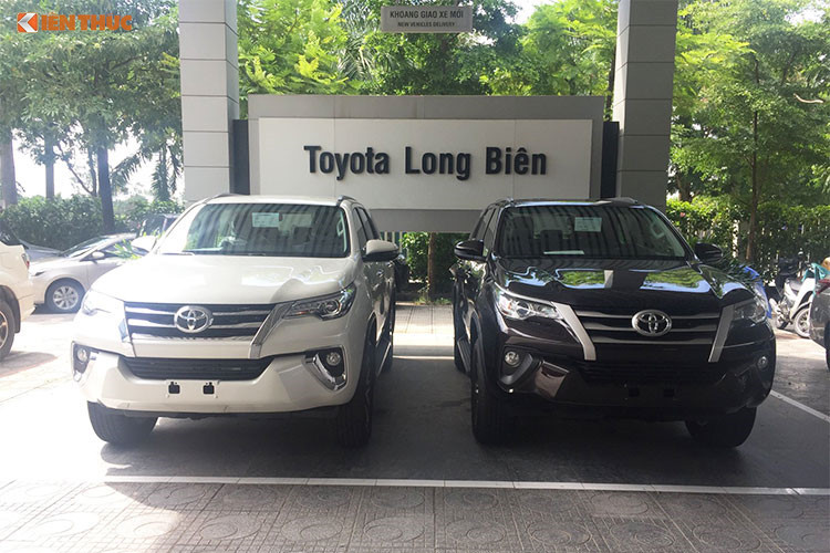 Mẫu xe SUV Toyota Fortuner nổi danh tại thị trường Việt Nam với biệt danh không mấy dễ nghe “thánh lật”, tuy nhiên biệt danh này không làm cho chiếc SUV của Toyota trở nên ế ẩm, ngược lại đây cũng là dòng xe được ưa chuộng hàng đầu phân khúc mà cho đến nay chưa có đối thủ nào có thể đánh bại tại thị trường Việt Nam.