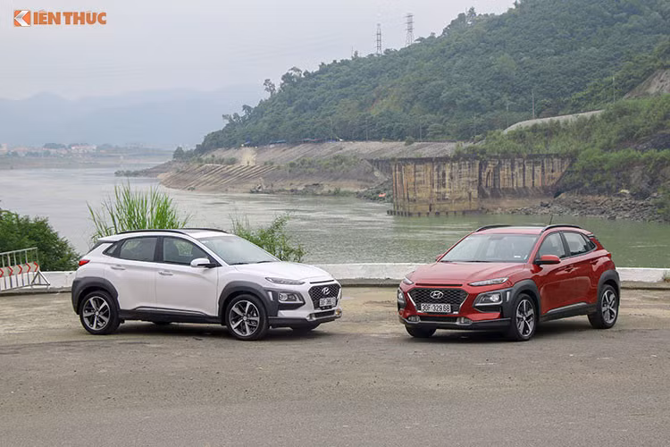 Mẫu xe Hyundai Kona 2018 ngay từ khi ra mắt tại thị trường Việt Nam đã liên tục bị nhiều người chê xe có giá quá cao, kiểu dáng xấu, nhiều nhựa đen, ngoại thất rẻ tiền... Tuy nhiên, hiện tại để mua được chiếc Kona, người dùng phải chờ tới vài tháng mới được nhận xe.