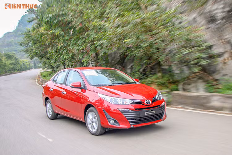 Tại thị trường Việt Nam - Toyota Vios 2018 mới có tổng cộng 3 phiên bản, gồm E MT, E CVT và G CVT với giá bán lần lượt là 531 triệu đồng, 569 triệu đồng và 606 triệu đồng. Xe được lắp ráp trong nước với 151 linh kiện Việt Nam và Toyota đạt kỳ vọng đạt doanh số trung bình 2.400 xe/tháng - đây là kỳ vọng có cơ sở bởi mẫu xe này thường xuyên nằm trong top đầu xe bán chạy nhất ở nước ta.