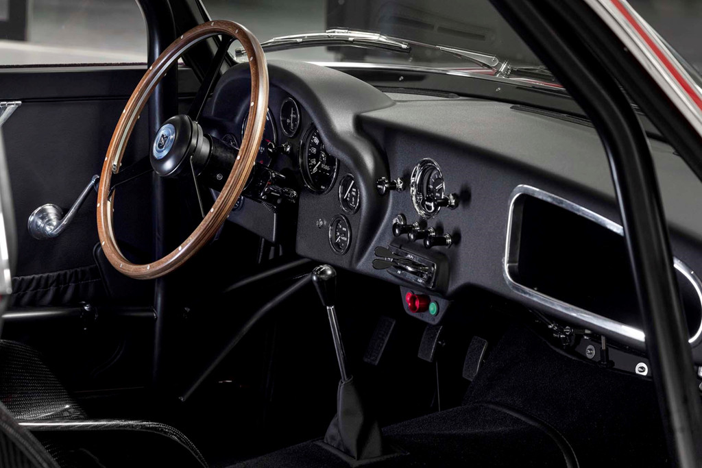 Nội thất xe là sự pha trộn tinh tế giữa các thế hệ, bao gồm thảm cao cấp Wilton, bọc da nội thất và các chi tiết khác ốp sợi carbon. Bên cạnh đó, các hệ thống an toàn khác như khung lồng chống lật chuẩn FIA cũng được trang bị tiêu chuẩn.