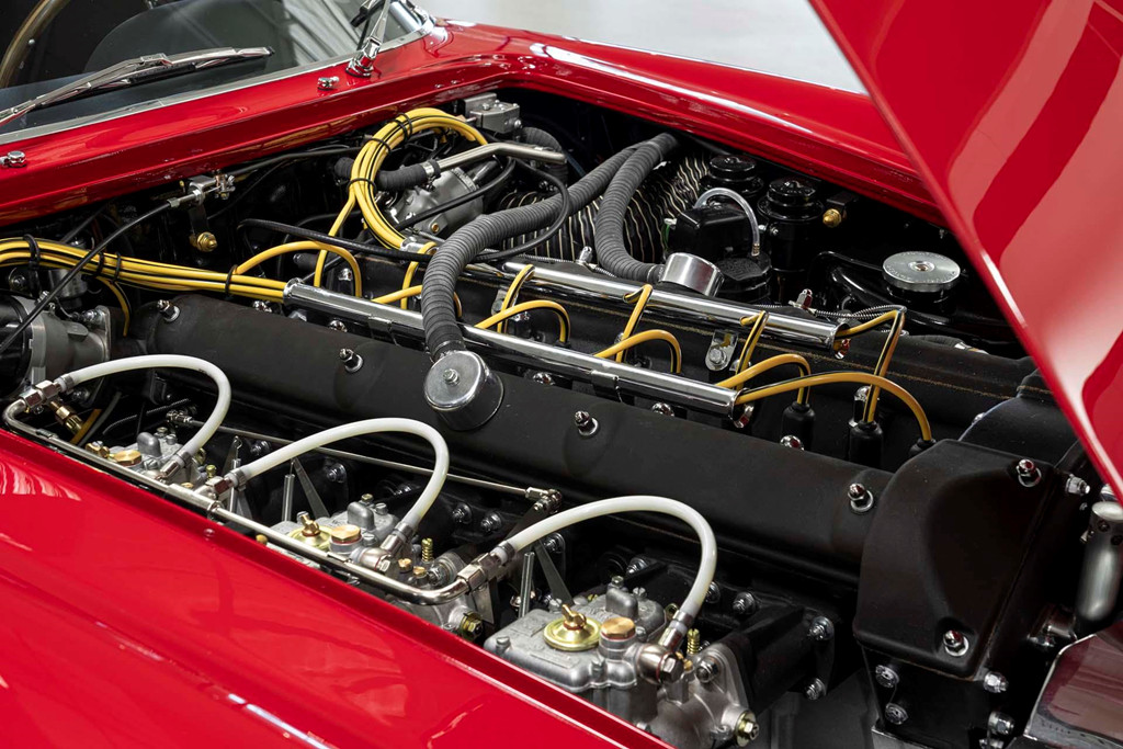 Bên dưới nắp capo là khối động cơ 6 xy-lanh thẳng hàng dung tích 4.7L giống trên mẫu xe của những năm 1960, sản sinh công suất hơn 390 mã lực. DB4 GT Zagato sử dụng hệ thống dẫn động cầu sau thông qua hộp số sàn 4 cấp và bộ vi sai chống trượt.