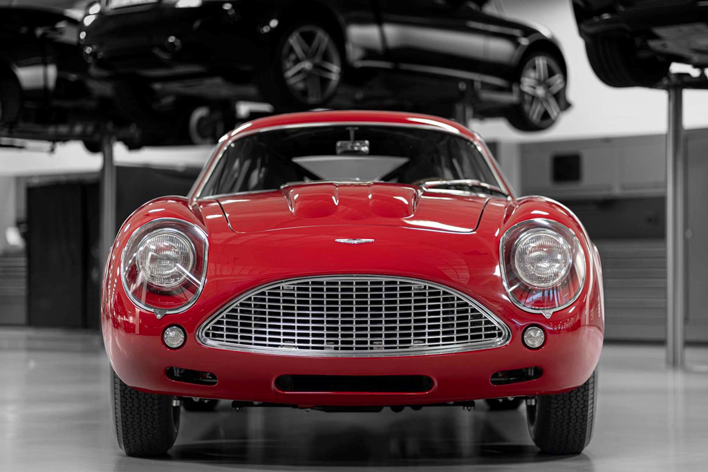 DB4 GT Zagato mới sẽ có khối lượng nhẹ hơn và thiết kế có tính khí động học tốt hơn phiên bản DB4 GT tiêu chuẩn nhằm mang lại hiệu suất vận hành tốt hơn trên đường đua.