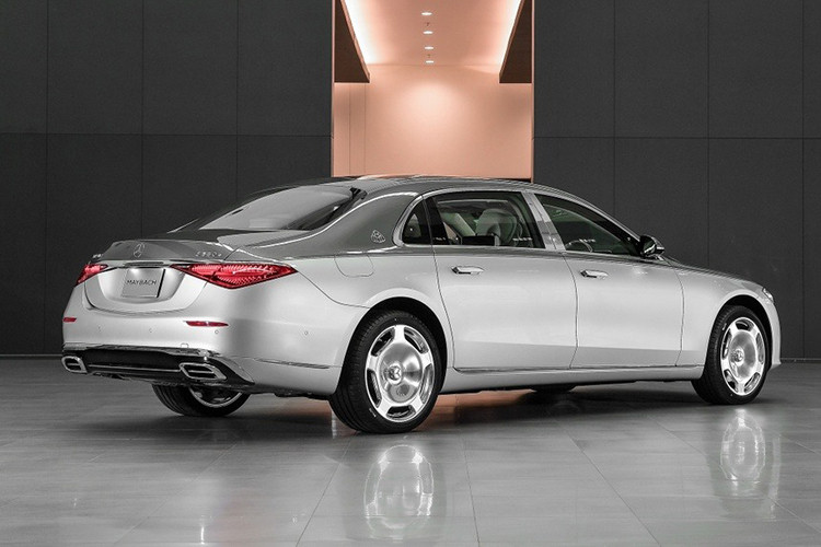 Phiên bản này được trang bị bộ mâm Maybach 20 inch dạng chảo, kết hợp với lốp xe có lớp bọt đặc biệt giúp hấp thụ tạp âm. Cản sau vẫn giữ phong cách quen thuộc với ốp giả lập ống xả mạ crôm nằm ngang.
